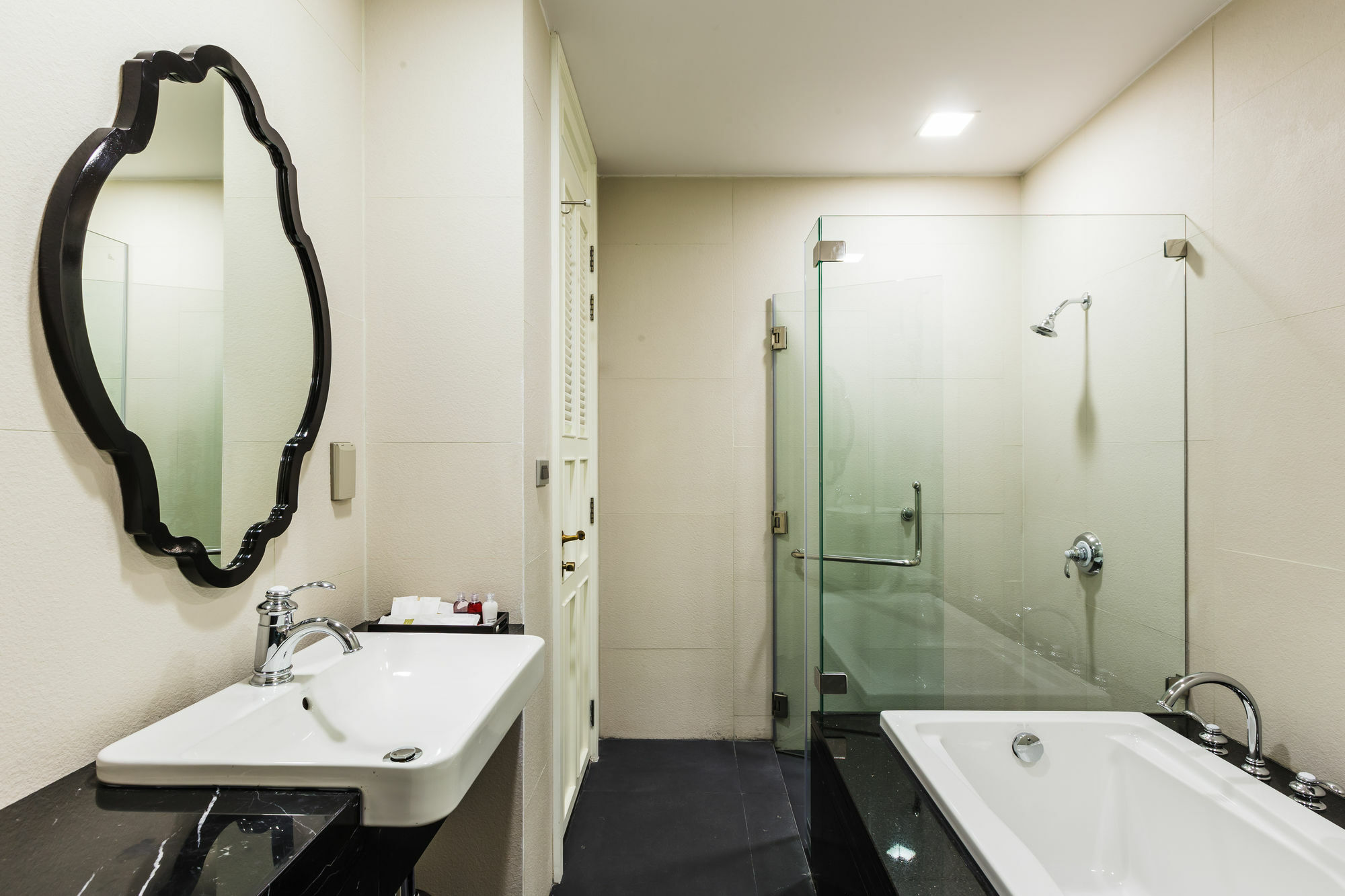 Hotel The Fah Silom Bangkok Exterior foto